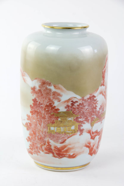 Vase, Japan, 1. Hälfte 20. Jh., weißes Porzellan, umlaufend mit Gebirgslandschaft und Tempel in roter und goldner, sehr feiner Malerei verziert, unbeschädigt, H: 21 cm.