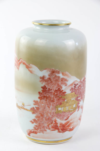 Vase, Japan, 1. Hälfte 20. Jh., weißes Porzellan, umlaufend mit Gebirgslandschaft und Tempel in roter und goldner, sehr feiner Malerei verziert, unbeschädigt, H: 21 cm.