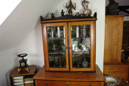 Aufsatzkommode, um 1820/30, Biedermeier, Eiche furniert, um 1900 überarbeitet, Ergänzung der Scheiben durch geschliffenes Glas, restaurierter Zustand. B: 108 c.m, H: 174 cm, T: 57 cm