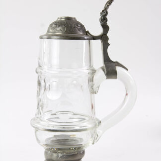 Bierkrug, um 1900, geschliffenes Glas, Zinndeckel, Fuß abgebrochen, und mit Zinnstand alt ergänzt, H: 24,5 cm. www.beyreuther.de