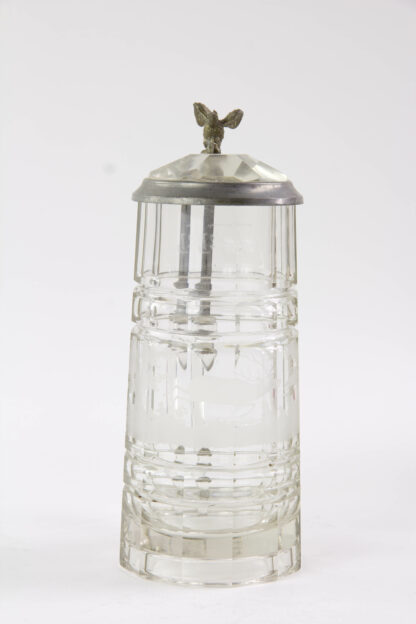 Bierkrug, 2. Hälfte 19. Jh., geschliffenes Kristallglas, verziert mit fliehendem Hirsch, Deckel prismenförmig, Zinn montiert, mit Adlerdrücker, unbeschädigt, Gebrauchsspuren, H: 21,5 cm. www.beyreuther.de