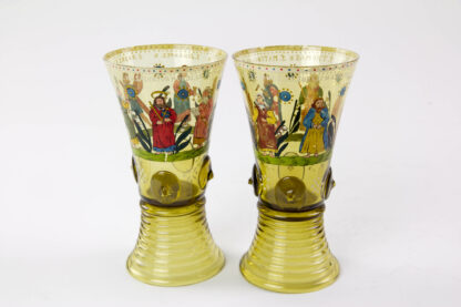 2 Stangengläser, Historismus, um 1900, hellgrünes Glas, konische Kuppa umlaufend mit Aposteln bemalt, gerillter Stand, teilweise berieben, sonst unbeschädigt, H: 15 cm.