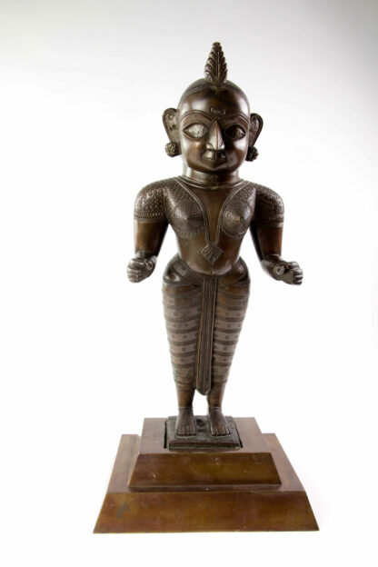 Figur, Indien, 19./20. Jh., weibliche Gottheit, Bronze auf separaten Kupfersockel, Augen wohl ursprünglich mit Silber eingelegt, in Ohren und Nase eingelegte, gefasste Steine, sehr schöne, beeindruckende Figur, H: 58 cm. Figure, India, 19/20th century, bronze, base made of copper, eyes former with silver inlaid, good condition, H: 58 cm. www.beyreuther.de