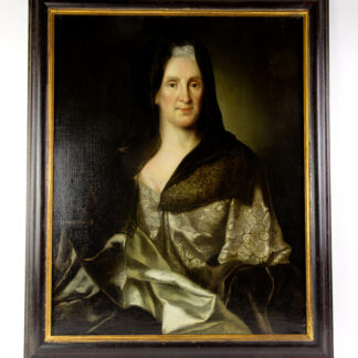 Gemälde, Barock, 2. Hälfte 18. Jh., unsigniert, Öl auf Lwd., Portrait einer höfischen Dame in hellem Seidenkleid mit feiner Blumenstickerei und dunklem bestickten Schleier, in neuen schwarzen Rahmen mit Goldkante im Barockstil, Gemälde restauriert. B: 75 cm, H: 93 cm.