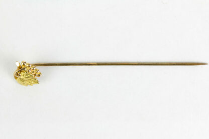 Krawattennadel, um 1900, 585er Gold Rot- und Gelbgold, Weinrebe mit Blatt, feinste Juwelierarbeit, minimale Gebrauchsspuren. L:  7,3 cm, 2,3 g.