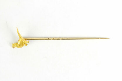 Krawattennadel, um 1900, 18 Karat Gold, in Form eines Jagdfasans, Augen mit Diamantsplittern belegt, feinste Juweliersarbeit, Gebrauchsspuren. L:  6,2 cm, 2,3 g.
