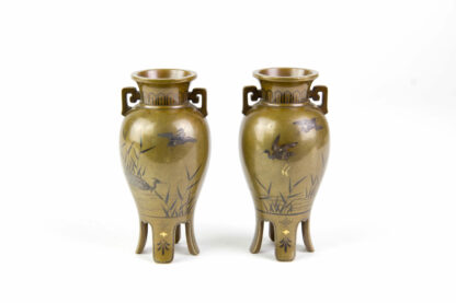 Paar Vasen, Japan, Meiji-Zeit, um 1900, Bronze, umlaufend mit feinen Gold- und Silbereinlagen verziert, zwei Kraniche im Schilf, und ein Kranich im Anflug, Gebrauchsspuren, H: 10,5 cm.