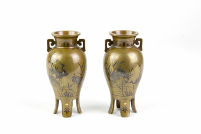 Paar Vasen, Japan, Meiji-Zeit, um 1900, Bronze, umlaufend mit feinen Gold- und Silbereinlagen verziert, zwei Kraniche im Schilf, und ein Kranich im Anflug, Gebrauchsspuren, H: 10,5 cm.