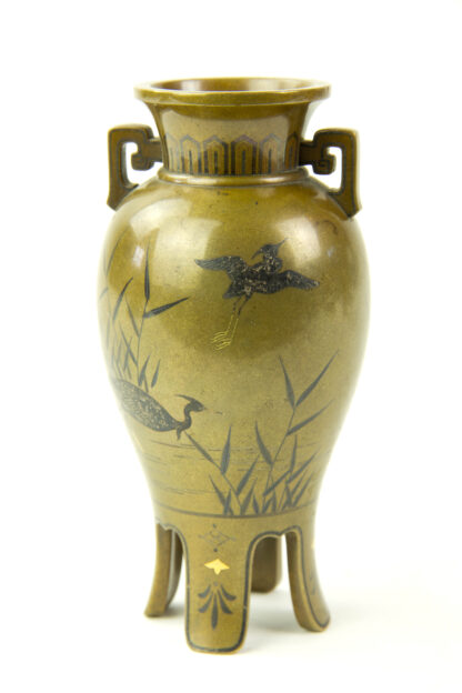 Paar Kleine Vasen, Japan, Meiji-Zeit, um 1900, Bronze, umlaufend mit feinen Gold- und Silbereinlagen verziert, zwei Kraniche im Schilf, und ein Kranich im Anflug, Gebrauchsspuren, H: 10,5 cm.