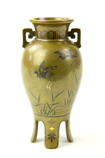 Paar Kleine Vasen, Japan, Meiji-Zeit, um 1900, Bronze, umlaufend mit feinen Gold- und Silbereinlagen verziert, zwei Kraniche im Schilf, und ein Kranich im Anflug, Gebrauchsspuren, H: 10,5 cm.