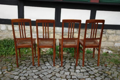 4 Stühle, um 1910, Jugendstil, Buche, unrestaurierter Zustand, Geflecht zu erneuern, Sitzhöhe: 48 cm, H: 99 cm.