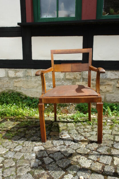 Schreibtischstuhl, 20/30er Jahre, Nussbaum massiv, Ledereinsatz, unrestauriert, Sitzhöhe ca. 52 cm, H: 92 cm.