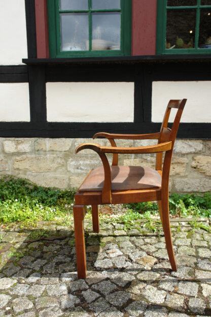 Schreibtischstuhl, 20/30er Jahre, Nussbaum massiv, Ledereinsatz, unrestauriert, Sitzhöhe ca. 52 cm, H: 92 cm. www.beyreuther.de