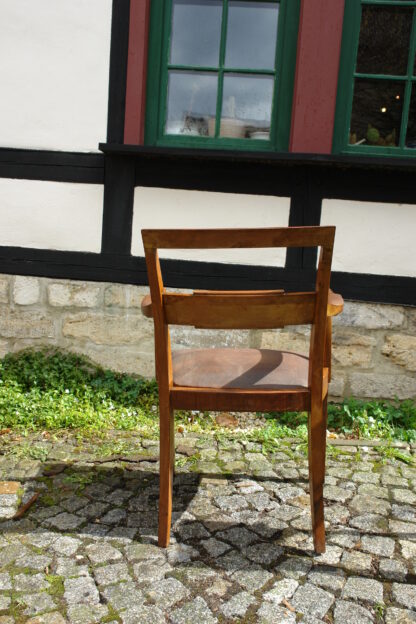 Schreibtischstuhl, 20/30er Jahre, Nussbaum massiv, Ledereinsatz, unrestauriert, Sitzhöhe ca. 52 cm, H: 92 cm. www.beyreuther.de