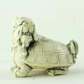 Kleine Figur, Asien, 19. Jh., Elfenbein, Drachenschildkröte, geschnitzt, guter Zustand, 3 cm x 3,5 cm.