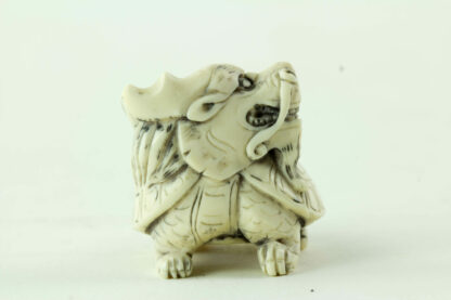 Kleine Figur, Asien, 19. Jh., Elfenbein, Drachenschildkröte, geschnitzt, guter Zustand, 3 cm x 3,5 cm.