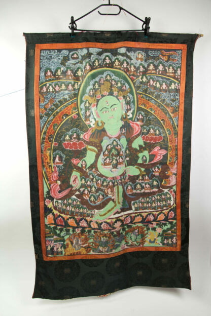 Große Thnagka, Tibet, Anf.  20. Jh., Darstellung einer grünen Tara, (Als Tara wird eine weibliche, friedvolle Manifestation erleuchteter Weisheit bezeichnet. Im Buddhismus gilt sie auch als eine Ausstrahlung des Bodhisattva Avalokiteshvara und ist aus einer seiner Tränen entstanden, die er aus Mitgefühl mit allen Wesen vergoss. Deshalb gilt Tara als die Essenz des Mitgefühls. ), Gebrauchsspuren, B: 72 cm, H: 105 cm.