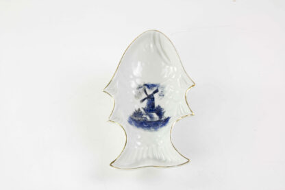 Puddingform, Anf. 20. Jh., Porzellan, ungemarkt, in Form eines Fisches, mit blauer Windmühle bemalt, Gebrauchsspuren, unbeschädigt. L: 22 cm.