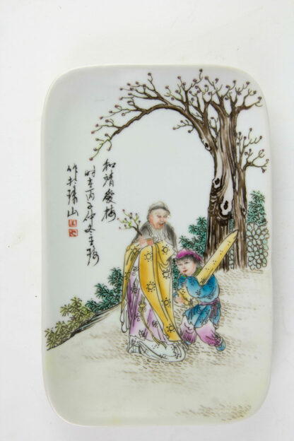 Schale, China, Mitte 20. Jh., polychrom bemalt mit Figuren in Landschaft, unbeschädigt, Gebrauchsspuren. B: 12 cm, L: 19 cm.