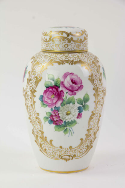 Deckelvase, erste Hälfte 20. Jh., gemarkt Rosenthal, Selb-Bavaria, in Rokokomanier in fein gemalten Kartuschen in Gold  Blumenbouquets, minimale Gebrauchsspuren, unbeschädigt. H: 22 cm.