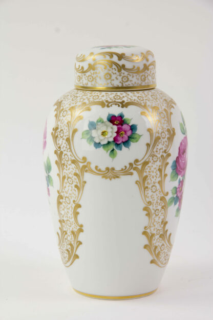 Deckelvase, erste Hälfte 20. Jh., gemarkt Rosenthal, Selb-Bavaria, in Rokokomanier in fein gemalten Kartuschen in Gold  Blumenbouquets, minimale Gebrauchsspuren, unbeschädigt. H: 22 cm.