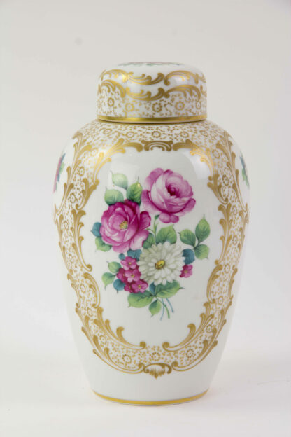 Deckelvase, erste Hälfte 20. Jh., gemarkt Rosenthal, Selb-Bavaria, in Rokokomanier in fein gemalten Kartuschen in Gold  Blumenbouquets, minimale Gebrauchsspuren, unbeschädigt. H: 22 cm.