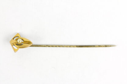 Krawattennadel, Jugendstil, um 1910, vergoldet, plastisches Jugendstilelement mit Flussperle. L: 6,8 cm.