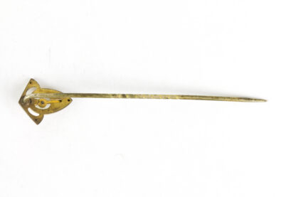 Krawattennadel, Jugendstil, um 1910, vergoldet, plastisches Jugendstilelement mit Flussperle. L: 6,8 cm.