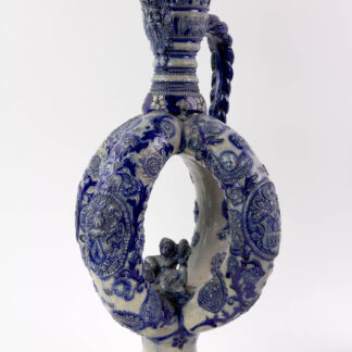 Ringkanne, Westerwald, um 1900, graues Steinzeug, blau bemalt mit geritzten Ornamenten und Wappen, Gebrauchsspuren. H: 41,5 cm.