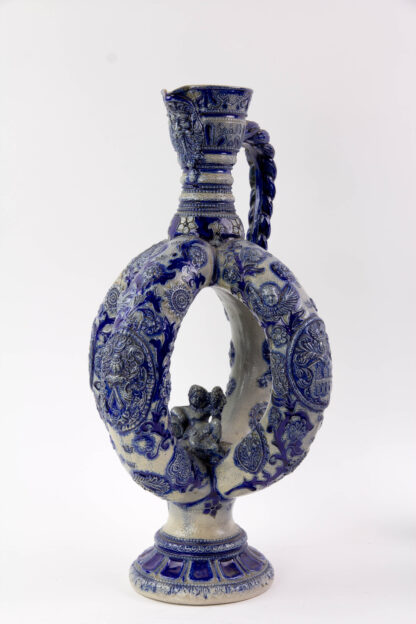 Ringkanne, Westerwald, um 1900, graues Steinzeug, blau bemalt mit geritzten Ornamenten und Wappen, Gebrauchsspuren. H: 41,5 cm.