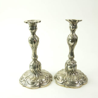 Paar Kerzenständer, Stockholm, um 1930, Silber, gestempelt CFC (C.F. CARLMAN), im Rokoko-Stil, feine Qualität, minimale Gebrauchsspuren. H: 21 cm, 855g.