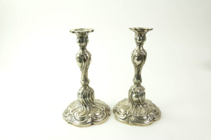 Paar Kerzenständer, Stockholm, um 1930, Silber, gestempelt CFC (C.F. CARLMAN), im Rokoko-Stil, feine Qualität, minimale Gebrauchsspuren. H: 21 cm, 855g.