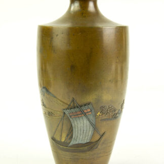 Vase, Japan, Meiji-Zeit, um 1900, Bronze, im Hintergrund Ansicht des Fuji, im Vordergrund halbplastisch aufgesetztes Segelboot, Tauschierungen in Kupfer, Silber und Gold, leichte Gebrauchsspuren. H: 15,5 cm.