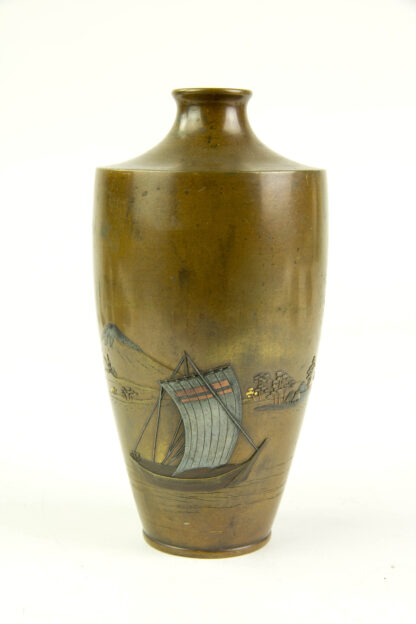 Vase, Japan, Meiji-Zeit, um 1900, Bronze, im Hintergrund Ansicht des Fuji, im Vordergrund halbplastisch aufgesetztes Segelboot, Tauschierungen in Kupfer, Silber und Gold, leichte Gebrauchsspuren. H: 15,5 cm.