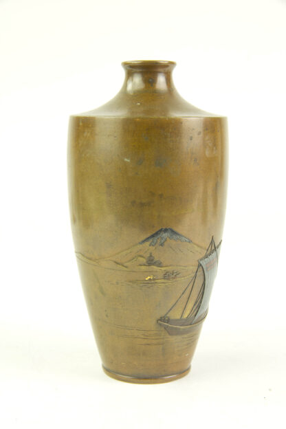 Vase, Japan, Meiji-Zeit, um 1900, Bronze, im Hintergrund Ansicht des Fuji, im Vordergrund halbplastisch aufgesetztes Segelboot, Tauschierungen in Kupfer, Silber und Gold, leichte Gebrauchsspuren. H: 15,5 cm.