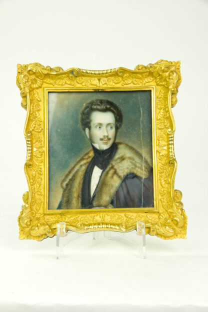 Miniatur, um 1840, auf Elfenbein, Portrait des Auguste Charles Eugène Napoléon de Beauharnais (* 9. Dezember 1810 in Mailand; † 28. März in Lissabon),  2. Herzog von Leuchtenberg sowie Herzog von Santa Cruz und Prinzgemahl von Portugal, unsigniert, nach Joseph Karl Stieler, absolut hochwertige Malerei, Riss auf der rechten Seite, in Bronzerahmen, matt- und glanzvergoldet, in feinster Qualität, Rahmen: B: 15,5 cm, H: 16,5 cm.