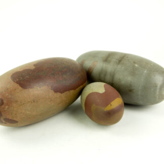 3 Shiva Lingam Steine, 20. Jh., Symbol des Phallus als Sinnbild des Shivas, unbeschädigt, 2x L: 20 cm, 1x L: 10 cm.