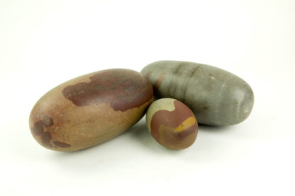 3 Shiva Lingam Steine, 20. Jh., Symbol des Phallus als Sinnbild des Shivas, unbeschädigt, 2x L: 20 cm, 1x L: 10 cm.