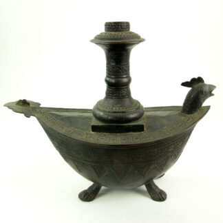 Kendi, Indonesien/Sumatra, 19. Jh., Bronze, mit Ornamenten verziert, in Form eines Schiffes auf Tierfüßen, Ausguss als Vogelkopf gearbeitet, Gebrauchsspuren, guter Zustand. L: 28,5 cm.