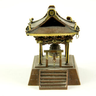 Kleiner Tempel, Japan, 19./20. Jh., Bronze mit Vergoldungen, OKIMONO, kleiner Tempel mit Glocke, Gebrauchsspuren, H: 6 cm.