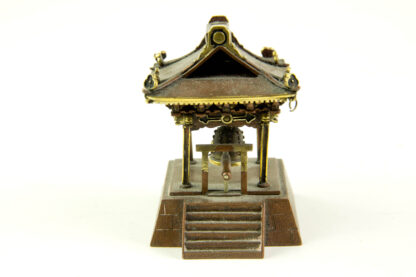 Kleiner Tempel, Japan, 19./20. Jh., Bronze mit Vergoldungen, OKIMONO, kleiner Tempel mit Glocke, Gebrauchsspuren, H: 6 cm.