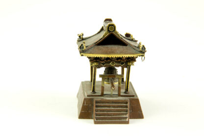 Kleiner Tempel, Japan, 19./20. Jh., Bronze mit Vergoldungen, OKIMONO, kleiner Tempel mit Glocke, Gebrauchsspuren, H: 6 cm.