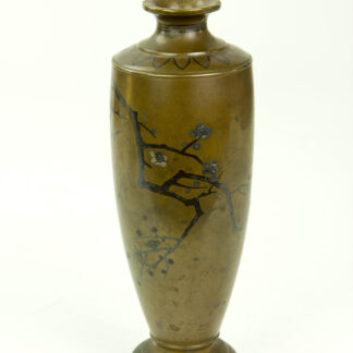 Kleine Vase, Japan, um 1900, Meiji-Zeit, Bronze, mit in Silber eingelegten Kirchblütenzweigen und Ornamenten verziert, eine Seite mit Delle und stärkeren Kratzern, am Stand Oxidationsflecke, Gebrauchsspuren, H: 16 cm.