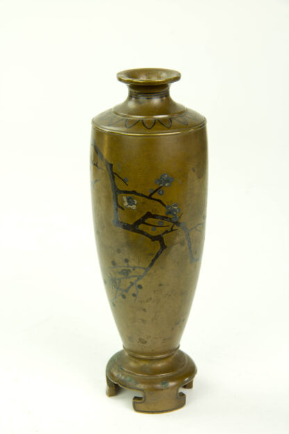 Kleine Vase, Japan, um 1900, Meiji-Zeit, Bronze, mit in Silber eingelegten Kirchblütenzweigen und Ornamenten verziert, eine Seite mit Delle und stärkeren Kratzern, am Stand Oxidationsflecke, Gebrauchsspuren, H: 16 cm.