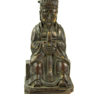 Figur, China, Ming Dynastie, 18. Jh., Eisen, überzogen mit Rotlack, teilweise mit Gold bemalt, Wenchang Wang, Daoistischer Gott der Kunst und Literatur, sitzend, mit Robe, Kopfbedeckung und Hu-Stab in den Händen, gefaltete Hände, auf Sockel, Reste von Goldlack, feine Patina, rückseitig Fünfzeichen-Marke, Gebrauchsspuren. H: 26 cm.