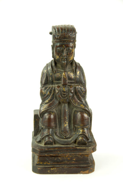 Figur, China, Ming Dynastie, 18. Jh., Eisen, überzogen mit Rotlack, teilweise mit Gold bemalt, Wenchang Wang, Daoistischer Gott der Kunst und Literatur, sitzend, mit Robe, Kopfbedeckung und Hu-Stab in den Händen, gefaltete Hände, auf Sockel, Reste von Goldlack, feine Patina, rückseitig Fünfzeichen-Marke, Gebrauchsspuren. H: 26 cm.