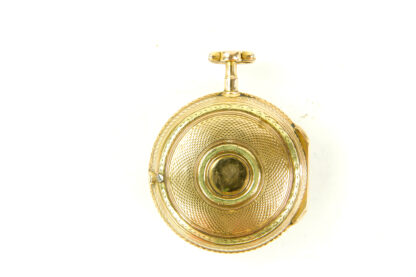 Spindel - Taschenuhr, Frankreich, 18. Jh., 18 Karat Gold, signiert L'Epine A Paris (Jean Antoine Lépine, 1720-1814, einer der größten Uhrmacher seiner Zeit, er soll um die 6000 Uhren hergestellt haben), die Fertigung der Uhr erfolgte zwischen 1762 und 1770, Originalglas, Kette gekürzt, gangfähig, Gebrauchsspuren, für das Alter in einem guten Zustand, 54,5 g, D: 4,5 cm.