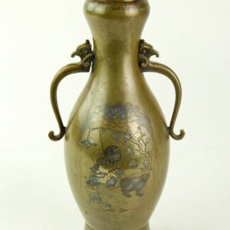 Vase, Japan, Meiji-Zeit oder später, Bronze mit Gold- Silber- und Kupfereinlegearbeiten, auf Vorderseite mit Karako (唐子 ein japanischer Begriff, der in der Kunst für die Darstellung spielender chinesischer Kinder verwendet wird) und Hund unter Baum mit Blüten, rückseitig mit Fels und Lotosblüten, Henkelenden mit Fabelköpfen, Stand ornamental verziert, sehr hochwertige Arbeit, Provenienz Max Esser, H: 23 cm.