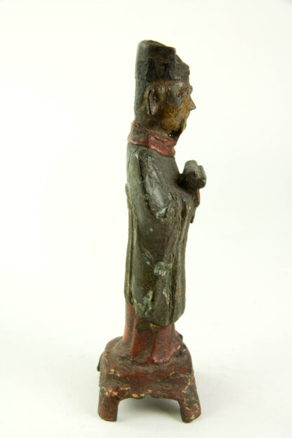 Figur, China, 17. Jh., Ming Dynastie, Bronze, Wenchang Wang (Wenchang Wang (文昌王), auch bekannt als Wenchang Dijun, ist ein Gott des Taoismus in der chinesischen Mythologie, der Gott der Kultur und Literatur), auf Sockel stehend, in den Händen eine Schriftrolle haltend, mit Resten einer Bemalung, Gebrauchsspuren, H: 15,5 cm.