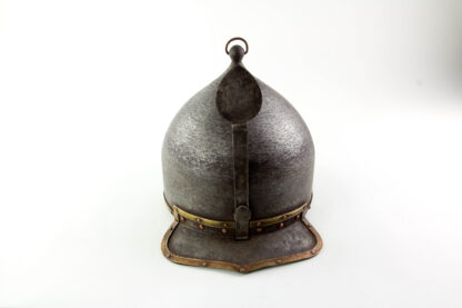 Helm Mameluk, im Stil des 15. Jh., Eisen, Ägypten, mehrteilig, handgeschmiedet, feuerverschweißt mit Bändern und Kupfernieten, 19. Jh. oder älter, hochwertige Arbeit mit Alterungsspuren, ein identisches Stück befindet sich im Damaskus National Museum, H: 23 cm, D: 22,5 cm.